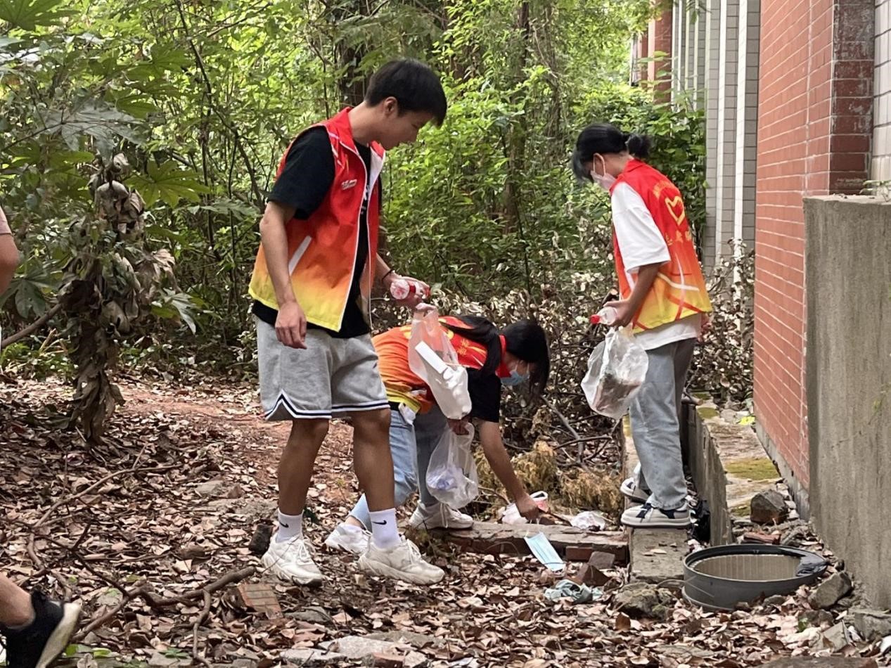 米兰买球师生参与“净滩”志愿服务活动