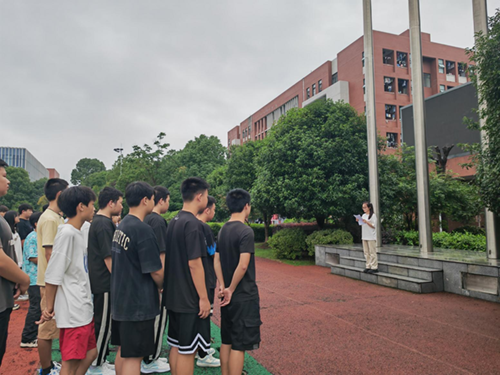 笃志勤学启新程,携手并进创辉煌——公共管理系升旗仪式圆满举行