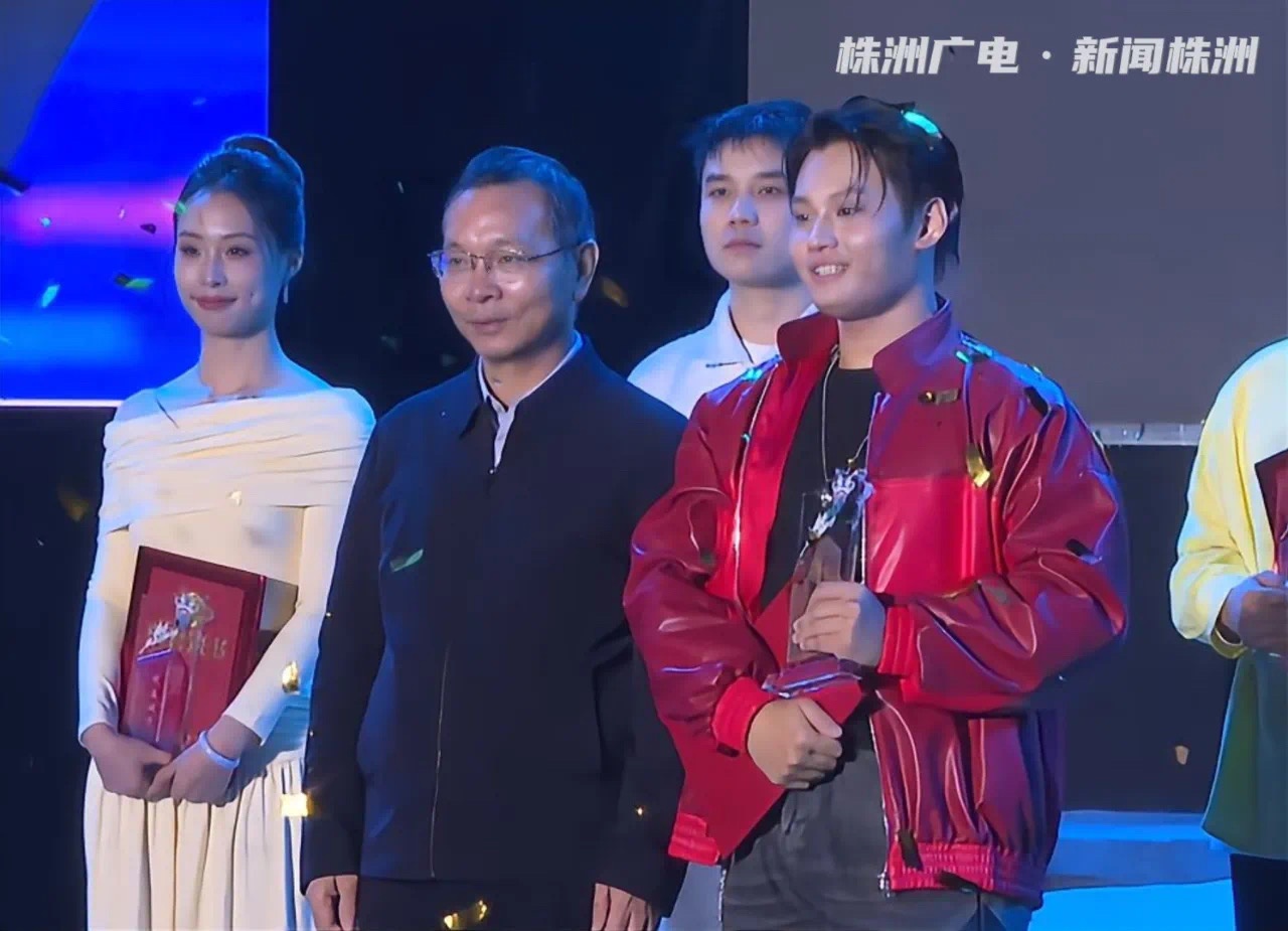 米兰买球学子张段誉在九郎山职教城青歌赛中夺冠