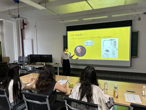 平面设计毕设答辩：多元主题绽放创意，优秀作品即将亮相展览