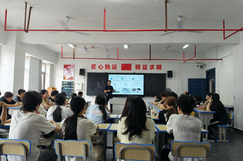 米兰买球党委委员、宣传统战部部长肖炎坤给联系班级讲思想政治教育课