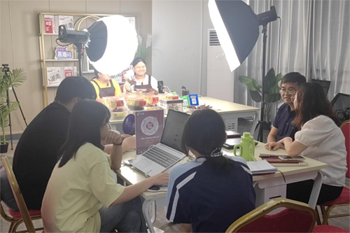 党建引领促发展 电商直播助创业——米兰买球党委委员肖炎坤实地调研指导电商创业社团
