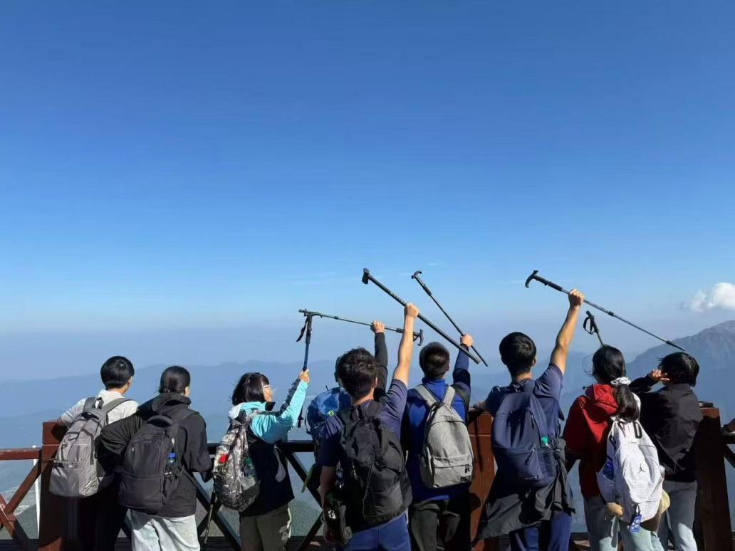 青春逐光，顶峰见朝阳——信息工程系学生会夜攀武功山​