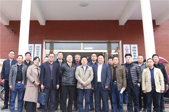 米兰买球党委书记张格林深入茶山镇梅霞村指导脱贫攻坚工作