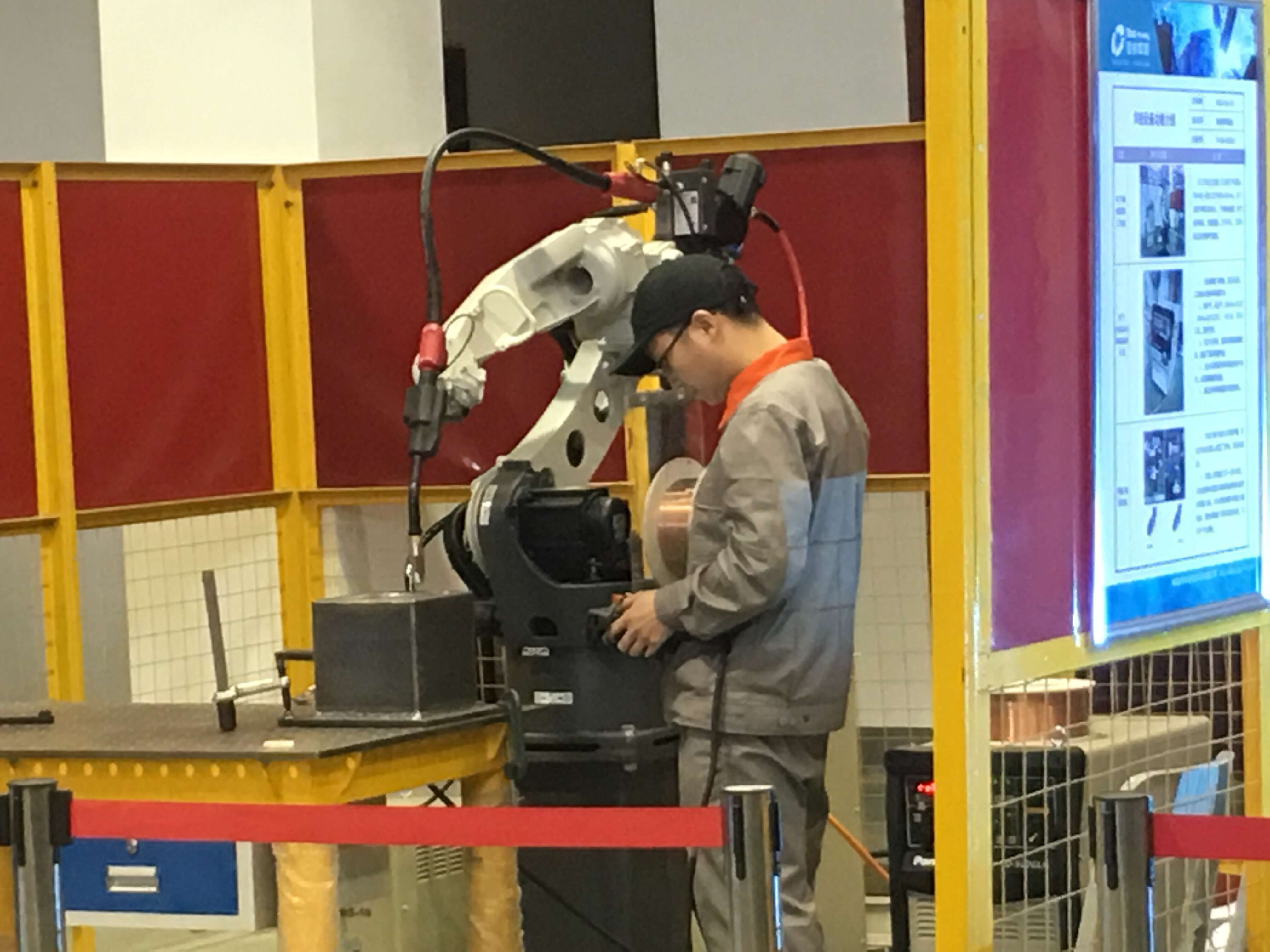 全市3.75万人角逐“株洲工匠”——机器人焊接终极PK赛昨举行 米兰买球教师彭瑶夺冠