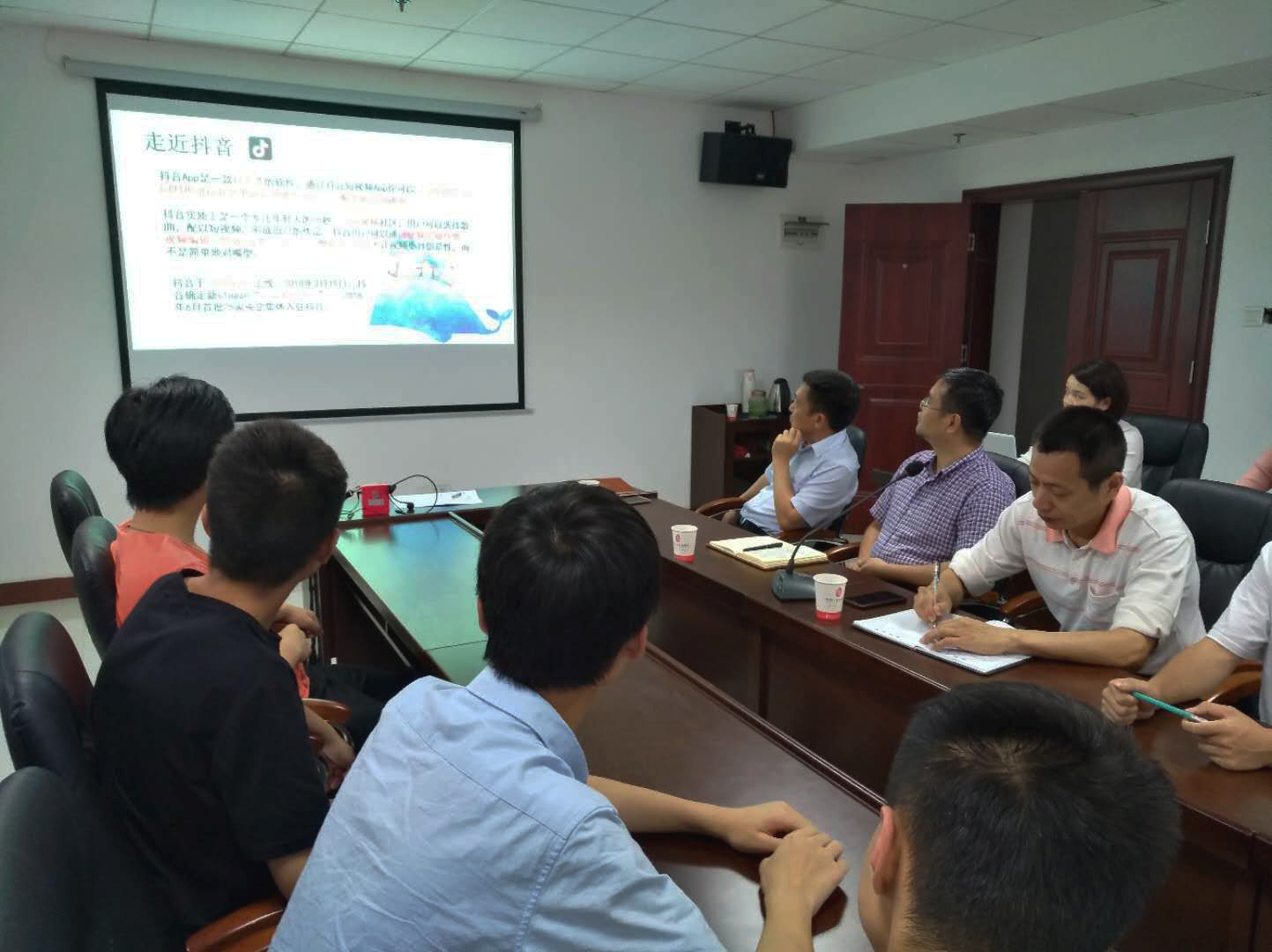 米兰买球党委书记张格林指导社团活动