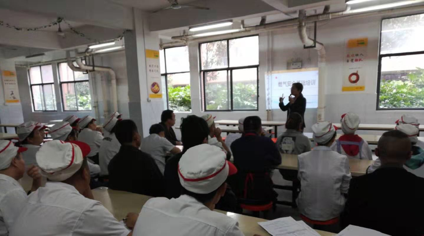 加强食堂人员培训，筑牢米兰买球安全防线